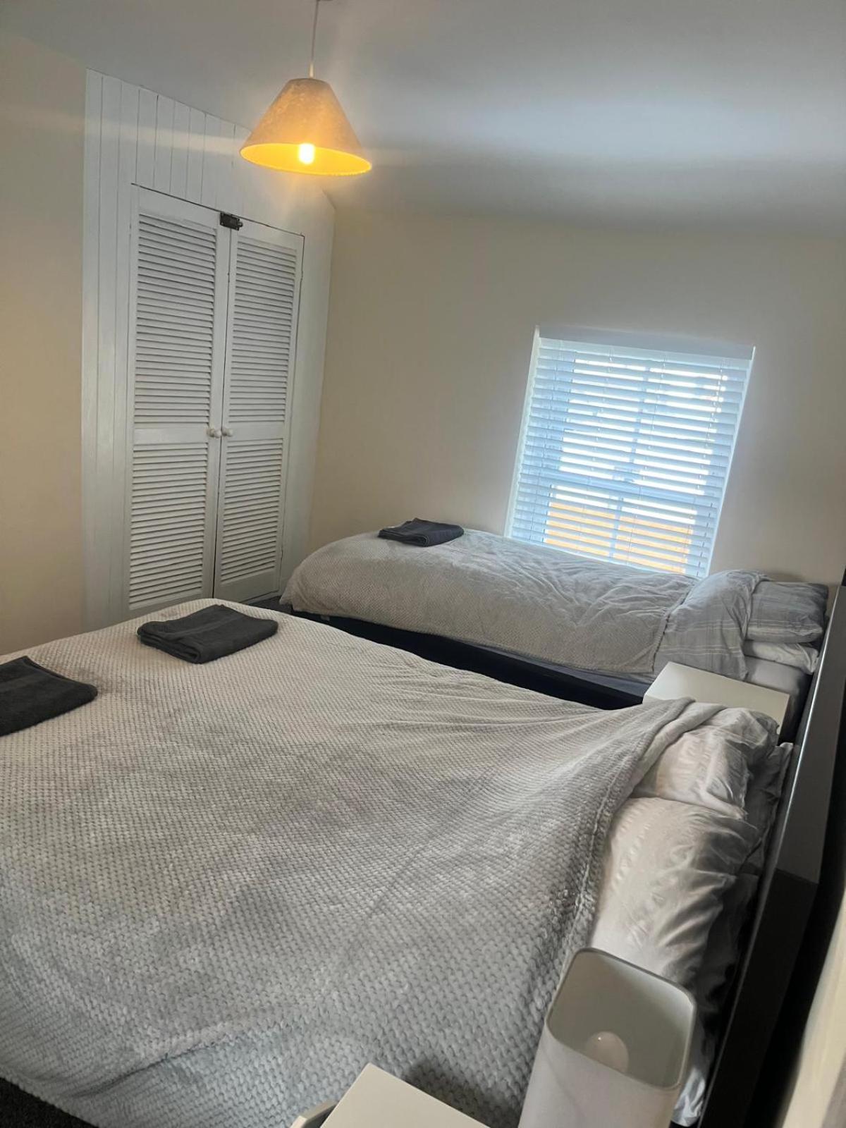 Rj S House Apartment Merthyr Tydfil Bagian luar foto